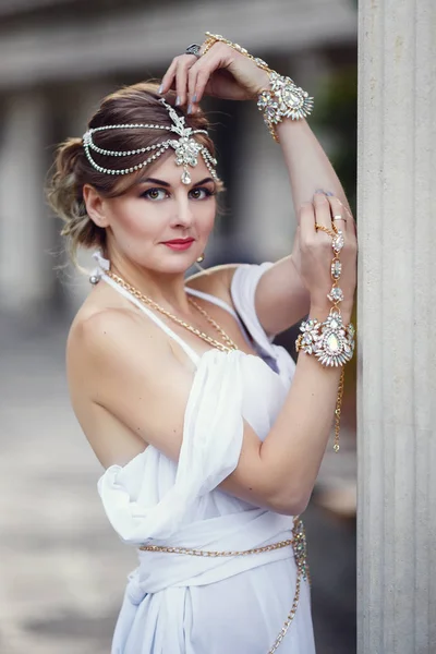 zarif giyen güzel bir manken portresi elbise. Güzellik seksi kadın kılığında. parlak makyaj ve uzun sarı saç modeli.