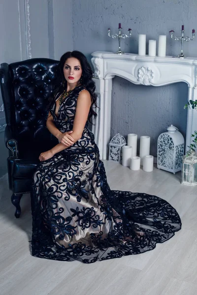 Moda elbise poz içinde zarif esmer seksi bir kadın. Çekici kız modeli 