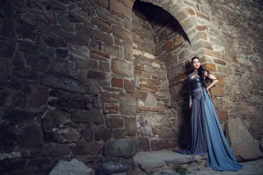  gri elbiseli güzel öfkeli İskandinav savaşçı kadın portresi. Kale Sudak, Crimea