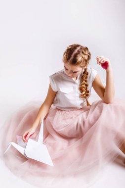 Genç kız stüdyo, makyaj Glitter, origami ve minimalizm Pastel tonları, portre, stüdyo aydınlatma, büyüleyici düzeltisiz.