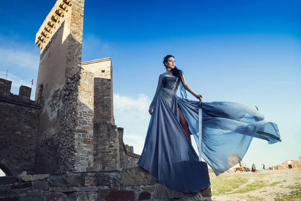 Retrato Hermosa Mujer Guerrera Escandinava Furiosa Vestido Gris Fortaleza Sudak —  Fotos de Stock