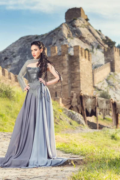 Retrato Hermosa Mujer Guerrera Escandinava Furiosa Vestido Gris Fortaleza Sudak — Foto de Stock