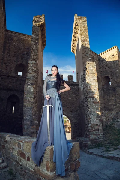 Retrato Bela Mulher Guerreira Escandinava Furiosa Vestido Cinza Fortaleza Sudak — Fotografia de Stock