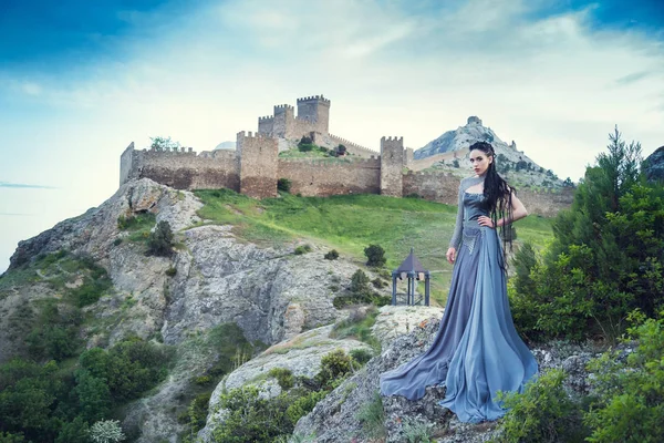 Retrato Bela Mulher Guerreira Escandinava Furiosa Vestido Cinza Fortaleza Sudak — Fotografia de Stock