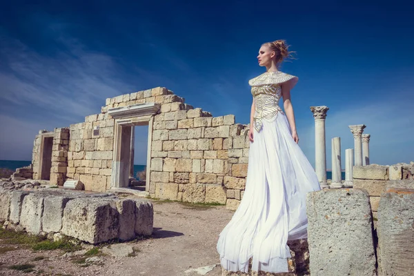 Stilize Moda Elbise Içinde Muhteşem Bir Kadın Chersonese Crimea — Stok fotoğraf