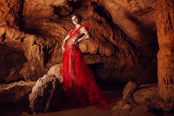 Dynamiczne Ujęcie Mody Seksowna Kobieta Czerwonej Sukience Gotycka Wróżka Strzelająca — Zdjęcie stockowe