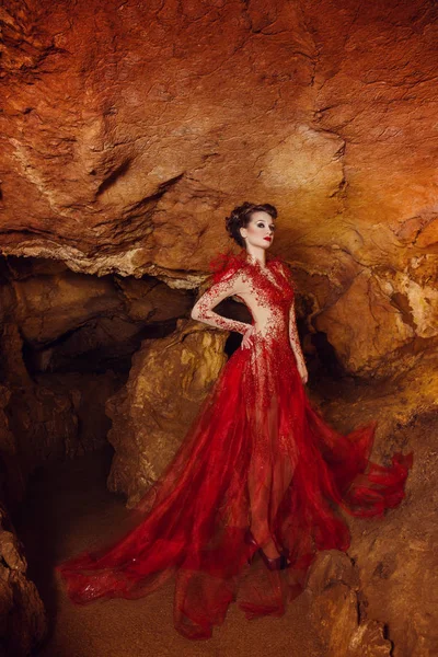 Δυναμικό Πλάνο Μόδας Σέξι Γυναίκα Κόκκινο Φόρεμα Γοτθική Νεράιδα Γυρίσματα — Φωτογραφία Αρχείου