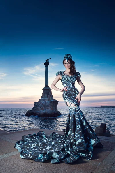 전사인 판타지 아이디어 아름다운 갑옷을 드레스를 아름다운 전사의 Scuttled 선박에 — 스톡 사진