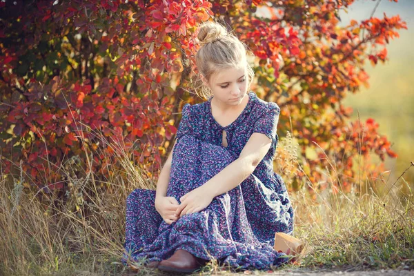 秋の公園の若いきれいな女性 夢と読書 プロバンス — ストック写真