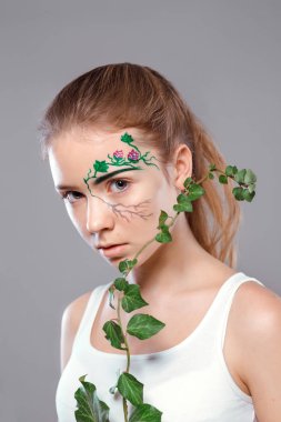 Güzel genç kadın temiz taze cilt ile kendi yüz dokun. Yüz tedavi. Kozmetik, güzellik ve spa. Ivy kız