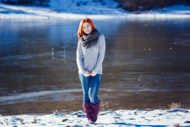 Giyen genç güzel esmer kadın portresi kış karla kaplı viskisini ördü. Kar yağıyordu Kış Güzellik moda kavramı.