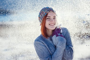 Giyen genç güzel esmer kadın portresi kış karla kaplı viskisini ördü. Kar yağıyordu Kış Güzellik moda kavramı.