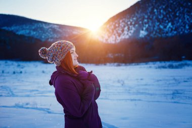 Giyen genç güzel esmer kadın portresi kış karla kaplı viskisini ördü. Kar yağıyordu Kış Güzellik moda kavramı.