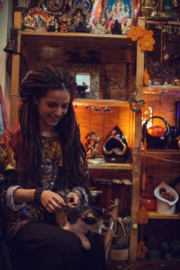 Dehşet saçı olan güzel bir kadın yüzü, temiz bir ten, çıplak makyaj. Güzel kadın. Rastalı etnik tarzı olan genç bir kadın