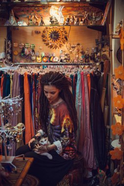 Dehşet saçı olan güzel bir kadın yüzü, temiz bir ten, çıplak makyaj. Güzel kadın. Rastalı etnik tarzı olan genç bir kadın