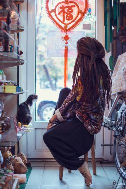 Dehşet saçı olan güzel bir kadın yüzü, temiz bir ten, çıplak makyaj. Güzel kadın. Rastalı etnik tarzı olan genç bir kadın