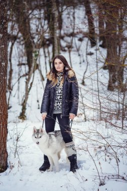 Sibiryalı köpekli kadın yürüyüşçü dağlarda güzel manzaraya bakıyor..