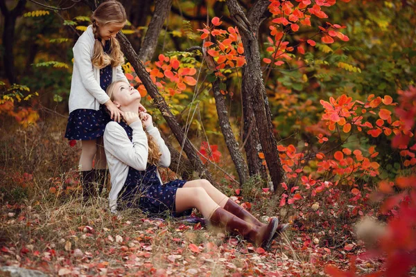 Twee Vrolijke Zussen Spelen Het Park Warme Herfstdag — Stockfoto