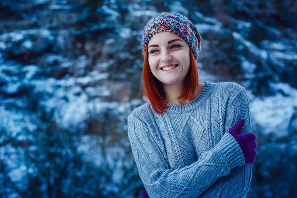 Giyen Genç Güzel Esmer Kadın Portresi Kış Karla Kaplı Viskisini — Stok fotoğraf