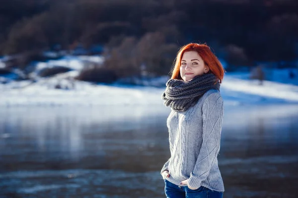 Зимний Портрет Молодой Красивой Брюнетки Трикотаже Покрытой Снегом Концепция Зимней — стоковое фото