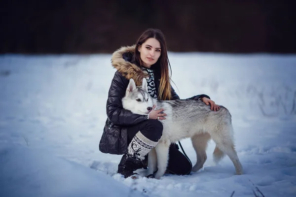 美しい景色を眺めながら山の中にいるシベリアのハスキー犬を持つ女性ハイカー — ストック写真