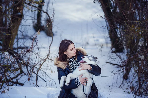 美しい景色を眺めながら山の中にいるシベリアのハスキー犬を持つ女性ハイカー — ストック写真