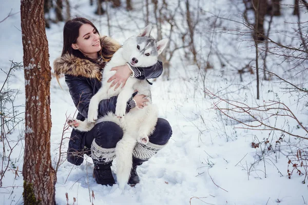 美しい景色を眺めながら山の中にいるシベリアのハスキー犬を持つ女性ハイカー — ストック写真