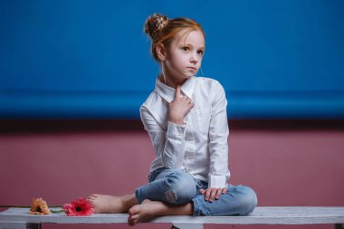 Çiçekli güzel bir kızın portresi.