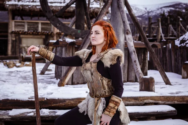 Viking vrouw met hamer in een traditionele warrior-kleding. — Stockfoto