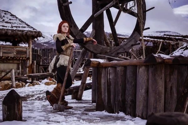 Viking vrouw met hamer in een traditionele warrior-kleding. — Stockfoto