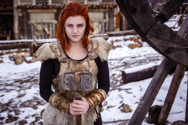 Viking woman with hammer in a traditional warrior clothes. — Stock Photo, Image