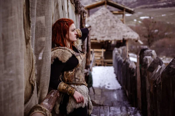 Vikingakvinnan med hammare i en traditionell krigare kläder. — Stockfoto