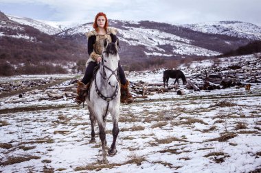 Viking kadın geleneksel savaşçı giysili çekiç ile.