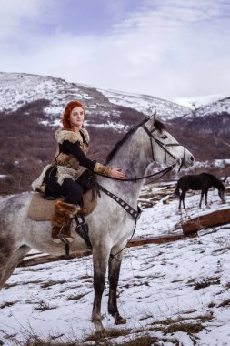 Viking kadın geleneksel savaşçı giysili çekiç ile.