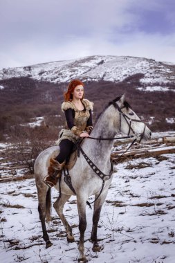 Viking kadın geleneksel savaşçı giysili çekiç ile.