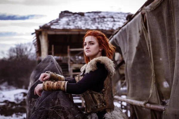 Viking woman with hammer in a traditional warrior clothes. — Stock Photo, Image