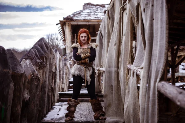 Viking vrouw met hamer in een traditionele warrior-kleding. — Stockfoto