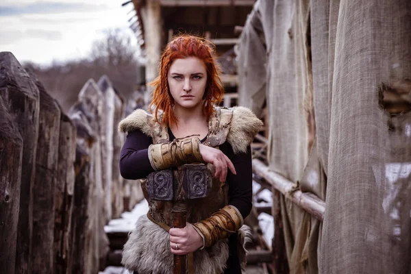 Viking kadın geleneksel savaşçı giysili çekiç ile.