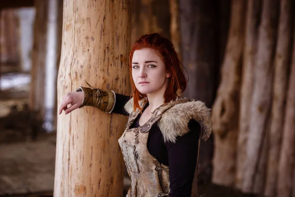 Viking woman with hammer in a traditional warrior clothes. — Stock Photo, Image