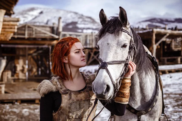 Wikingerfrau mit Hammer in traditioneller Kriegerkleidung. — Stockfoto