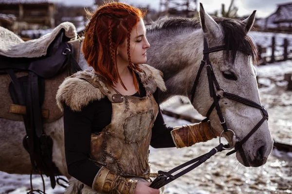 Viking woman with hammer in a traditional warrior clothes. — Stock Photo, Image