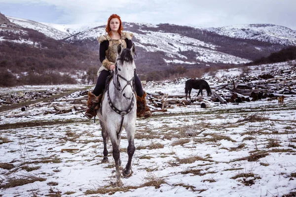 伝統的な戦士の服でハンマーを持つバイキング女性. — ストック写真