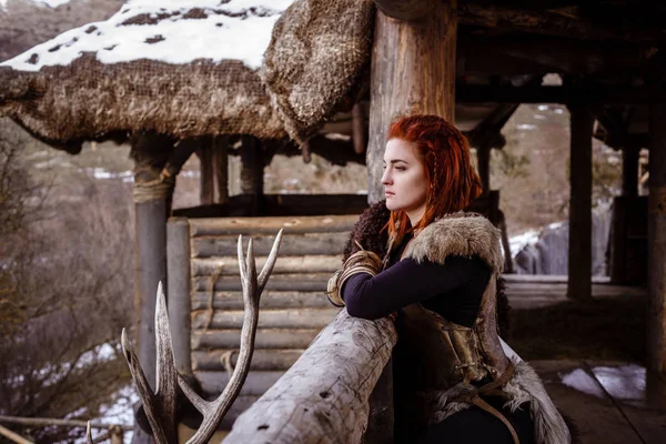 Viking vrouw met hamer in een traditionele warrior-kleding. — Stockfoto