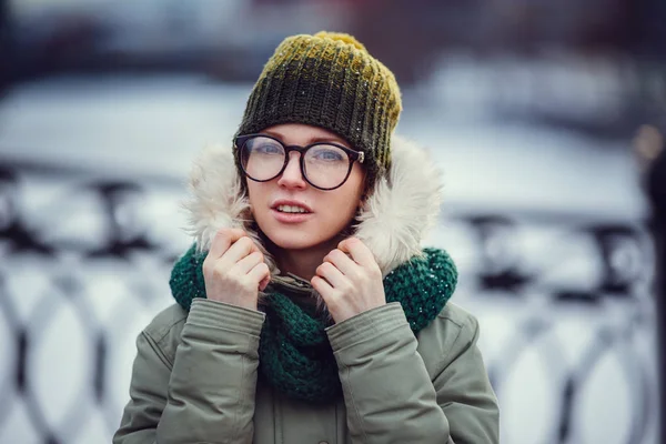 Felice Ragazza Gioiosa Cappotto Piedi Strada Una Fredda Sera Inverno — Foto Stock