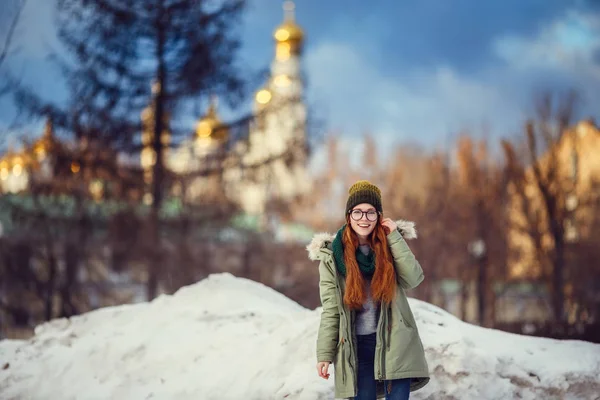 Felice Ragazza Gioiosa Cappotto Piedi Strada Una Fredda Sera Inverno — Foto Stock