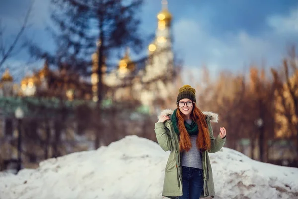 Счастливая Девушка Пальто Идущая Улице Холодным Зимним Вечером Закате — стоковое фото