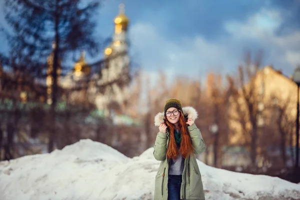 Ευτυχισμένο Χαρούμενο Κορίτσι Παλτό Που Περπατάει Στο Δρόμο Ένα Κρύο — Φωτογραφία Αρχείου