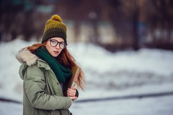 Felice Ragazza Gioiosa Cappotto Piedi Strada Una Fredda Sera Inverno — Foto Stock