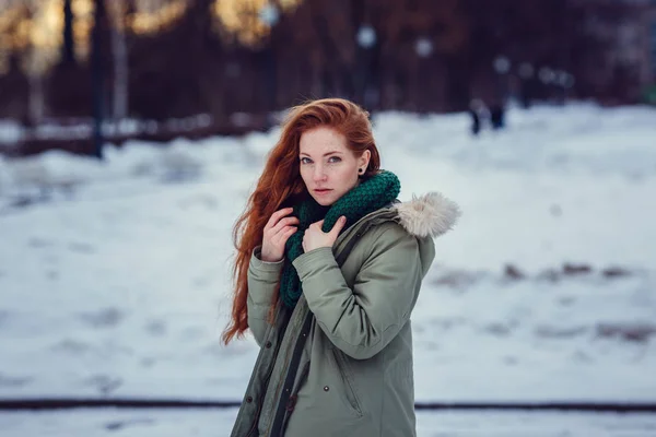 Счастливая Девушка Пальто Идущая Улице Холодным Зимним Вечером Закате — стоковое фото