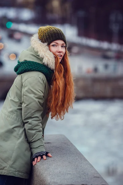 Feliz Chica Alegre Abrigo Caminando Por Calle Una Fría Noche — Foto de Stock